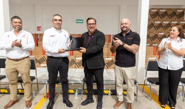 SET entrega equipo de cómputo al COBAT para fortalecer la gestión y transformación digital